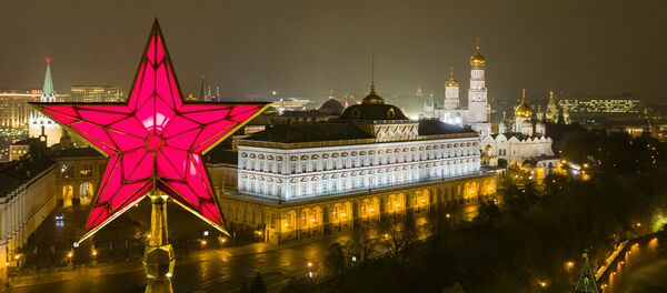 Estrela de rubi de uma das torres da fortaleza do Kremlin. Ao fundo, Grande palácio do Kremlin (foto de arquivo) - Sputnik Brasil