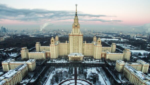 Moscou de inverno: vista para o edifício da Universidade Estatal de Moscou - Sputnik Brasil