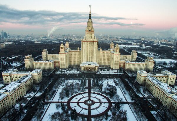 Moscou de inverno: vista para o edifício da Universidade Estatal de Moscou - Sputnik Brasil