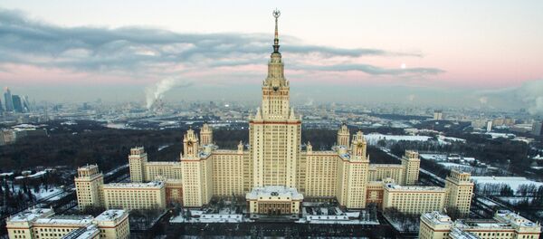 Moscou de inverno: vista para o edifício da Universidade Estatal de Moscou Moscou de inverno: vista para o edifício da Universidade Estatal de Moscou - Sputnik Brasil