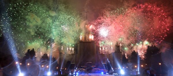 O edifício da Universidade Estatal de Moscou durante a cerimônia de abertura do festival Círculo de Luz 2016 O edifício da Universidade Estatal de Moscou durante a cerimônia de abertura do festival Círculo de Luz 2016 - Sputnik Brasil