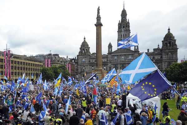 Manifestantes defendem a independência da Escócia e agitam bandeiras da União Europeia em Glasgow, na Escócia, em 30 de julho de 2016 - Sputnik Brasil