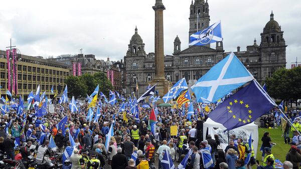 Pro-Scottish Independence supporters with Scottish Saltire flags and EU flags among others rally in George Square in Glasgow, Scotland on July 30, 2016 to call for Scottish independence from the UK - Sputnik Brasil