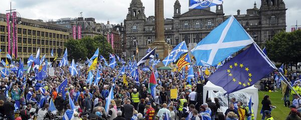 Manifestantes defendem a independência da Escócia e agitam bandeiras da UE em Glasgow, Escócia, 30 de julho de 2016 - Sputnik Brasil