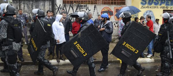 Guilherme Boulos (no fundo da foto, ao centro), em ato de resistência contra reintegração de posse em SP - Sputnik Brasil