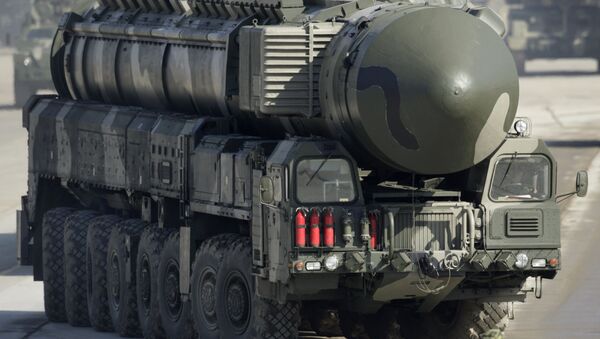 Sistema de lançamento de míssil balístico intercontinental Topol-M durante o ensaio para a parada militar no polígono de Alabino, região de Moscou, Rússia (foto de arquivo) - Sputnik Brasil
