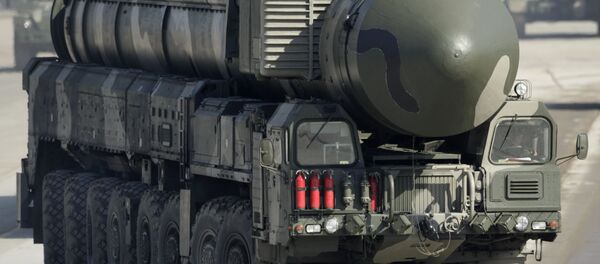 Sistema de lançamento de míssil balístico intercontinental Topol-M durante o ensaio para a parada militar no polígono de Alabino, região de Moscou, Rússia (foto de arquivo) - Sputnik Brasil
