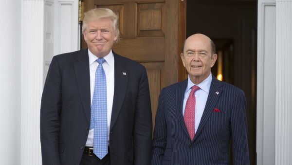 Presidente Donald Trump com o secretário do Comércio dos EUA, Wilbur Ross, em Bedminster, Nova Jersey - Sputnik Brasil