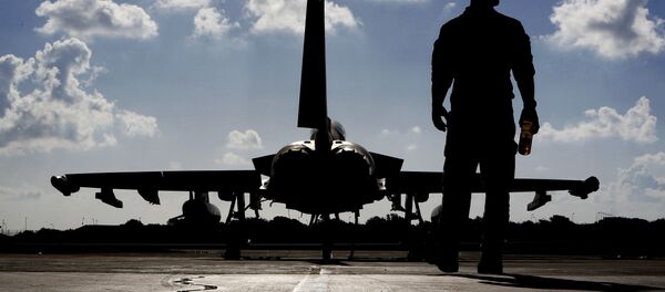 Foto de 22 de setembro de 2016 mostra um soldado britânico perto de um caça Eurofighter Typhoon na base de Akrotiri da Força Aérea Real em Chipre, antes de decolar para uma missão da coalizão no Iraque - Sputnik Brasil