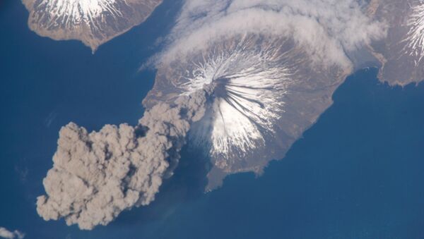 Vulcão em erupção nas Ilhas Aleutas, Alasca (foto de arquivo) - Sputnik Brasil