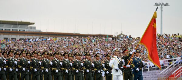 Soldiers of China's People's Liberation Army (PLA) march during a rehearsal for a military parade in Beijing Soldiers of China's People's Liberation Army (PLA) march during a rehearsal for a military parade in Beijing - Sputnik Brasil