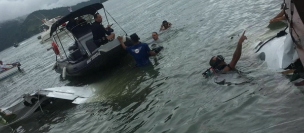 Bombeiros participam do resgate das vítimas do avião Hawker Beechcraft King Air C90, que caiu em Paraty - Sputnik Brasil