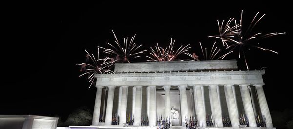 Fogos de artifício em evento às vésperas da tomada de posse de Donald Trump, no Lincoln Memorial Fogos de artifício em evento às vésperas da tomada de posse de Donald Trump, no Lincoln Memorial - Sputnik Brasil