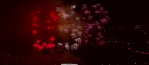 Fogos de artifício na celebração que antecedeu a tomada de posse de Donald Trump que deveriam formar a sigla USA (EUA), criaram algo parecido com a abreviatura USR (US de Estados Unidos e R de Rússia) - Sputnik Brasil