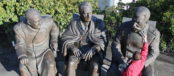 Monumento, com o líder soviético Josef Stalin (à direita), o presidente dos EUA Franklin D Roosevelt (à esquerda) e o primeiro-ministro britânico Winston Churchill, os três líderes aliados, lado a lado na conferência Yalta, Crimeia. - Sputnik Brasil