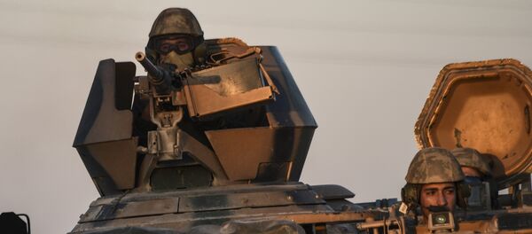 Soldados turcos em um tanque durante operação militar na fronteira turco-síria Soldados turcos em um tanque durante operação militar na fronteira turco-síria - Sputnik Brasil
