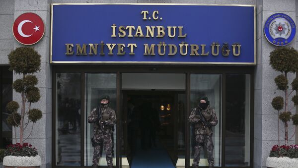 Turkish police officers stand guard at Istanbul Police Department (File) - Sputnik Brasil