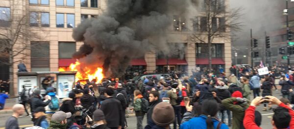 A car set aflame by anti-Trump protesters. - Sputnik Brasil