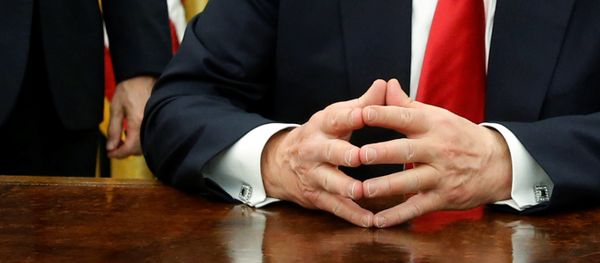 Trump assina primeiros decretos como presidente dos EUA, no Salão Oval, em 20 de janeiro de 2016 Trump assina primeiros decretos como presidente dos EUA, no Salão Oval, em 20 de janeiro de 2016 - Sputnik Brasil
