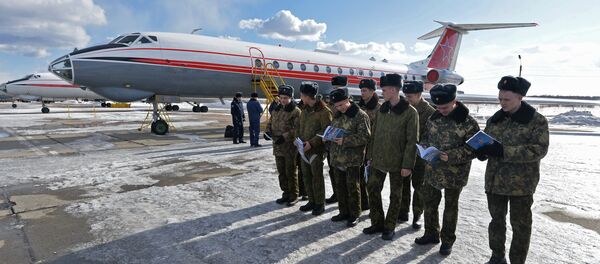 Os treinamentos dos militares russos na região de Chelyabinsk, a bordo do avião Tu-134 - Sputnik Brasil