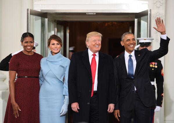 Donald Trump e Barack Obama acompanhados pelas esposas na Casa Branca em Washington - Sputnik Brasil