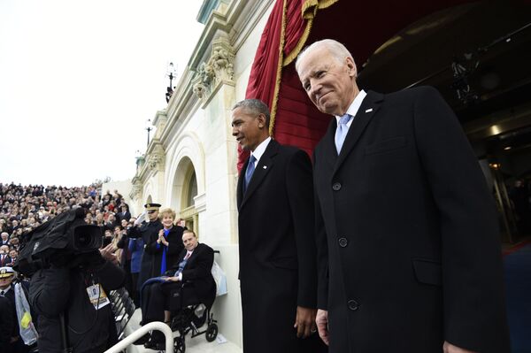 Ex-presidente dos EUA com ex-vice-presidente Joe Biden chegam à cerimônia da tomada de posse - Sputnik Brasil
