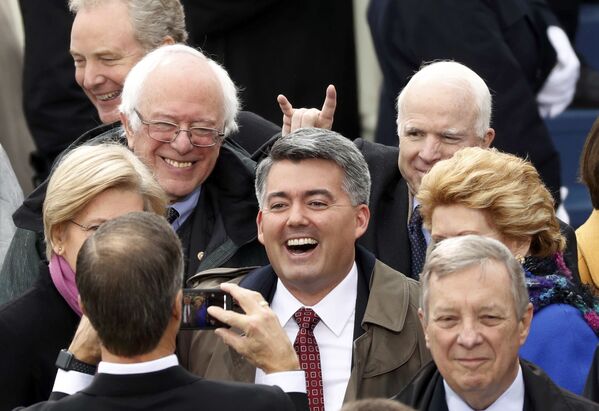 Senadores John McCain e Bernie Sanders chegam à cerimônia - Sputnik Brasil
