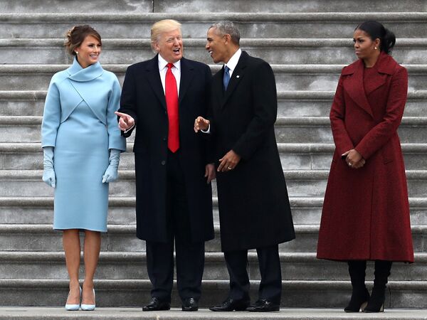 Donald Trump e Barack Obama acompanhados pelas esposas na Casa Branca em Washington - Sputnik Brasil