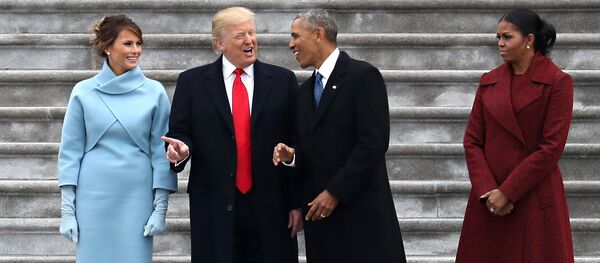 Donald Trump e Barack Obama acompanhados pelas esposas na Casa Branca em Washington - Sputnik Brasil