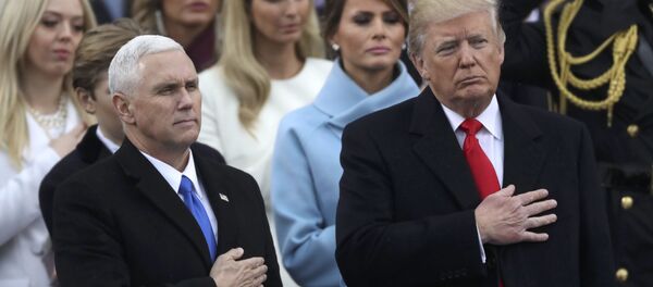 Donald Trump e Mike Pence durante a cerimônia - Sputnik Brasil
