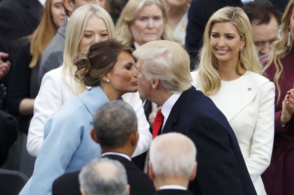 Presidente dos EUA beija sua esposa - Sputnik Brasil