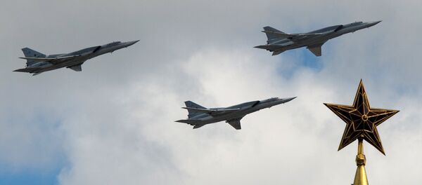 Um bombardeiro estratégico Tu-22, da Força Aeroespacial da Rússia, durante o ensaio para Dia da Vitória em Moscou Um bombardeiro estratégico Tu-22, da Força Aeroespacial da Rússia, durante o ensaio para Dia da Vitória em Moscou - Sputnik Brasil