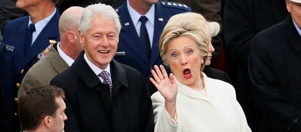 Ex-candidata democrata à presidência, Hillary Clinton, com seu marido, ex-presidente dos EUA, Bill Clinton, durante a cerimônia de posse de Trump, em 20 de janeiro de 2017 - Sputnik Brasil