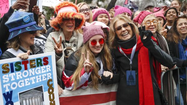 Gloria Steinem, center right, greets protesters at the barricades before speaking at the Women's March on Washington during the first full day of Donald Trump's presidency, Saturday, Jan. 21, 2017 in Washington. - Sputnik Brasil
