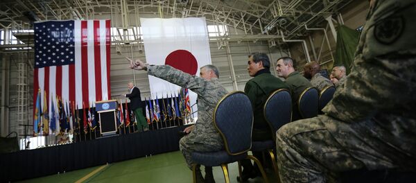Militares americanos e japoneses na base militar dos EUA, Yokota, perto de Tóquio - Sputnik Brasil