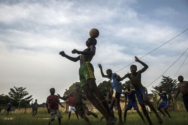 Meninos jogam bola no âmbito da Copa das Nações Africanas em Franceville, no Gabão - Sputnik Brasil