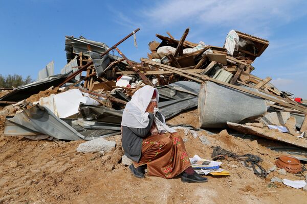Mulher chorando perto da sua casa arruinada no deserto de Israel - Sputnik Brasil