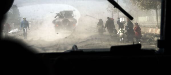 Carros blindados e civis na parte oriental de Mossul - Sputnik Brasil