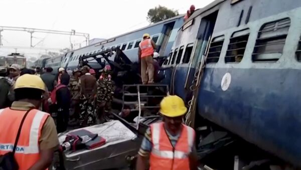 36 pessoas morrem após trem descarrilar na Índia - Sputnik Brasil
