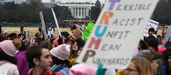 Manifestação perto da Casa Branca após investidura de Donald Trump em 21 de janeiro, 2017. - Sputnik Brasil