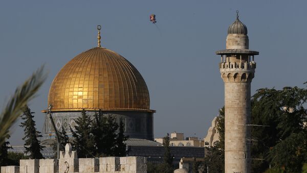 A balloon flies near the Dome of Rock at the Al-Aqsa Mosque compound, Islam's third most holy site, in the old city of Jerusalem - Sputnik Brasil