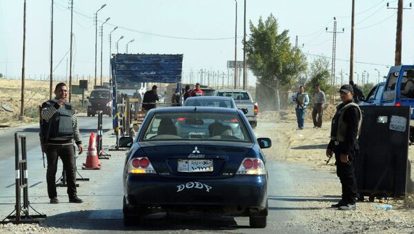 Polícia egípcia inspecionando carros em posto de controle no Sinai do Norte. - Sputnik Brasil