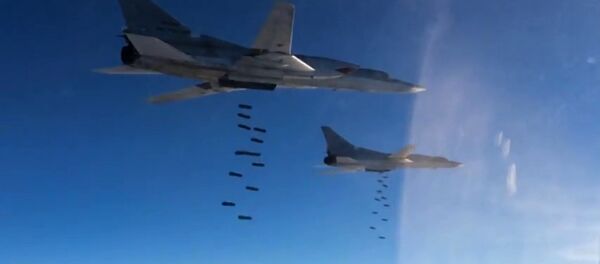 A Tupolev Tu-22M3 long-range strategic and maritime strike bomber of the Russian Aerospace Forces during a combat flight to strike the Islamic State infrastructure facilities in Syria by OFAB-25-270 fragmentation high explosive bombs A Tupolev Tu-22M3 long-range strategic and maritime strike bomber of the Russian Aerospace Forces during a combat flight to strike the Islamic State infrastructure facilities in Syria by OFAB-25-270 fragmentation high explosive bombs - Sputnik Brasil