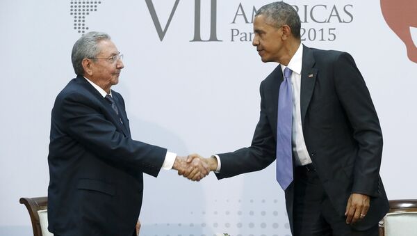 Barack Obama, presidente dos Estados Unidos, cumprimenta Raul Castro, presidente de Cuba - Sputnik Brasil