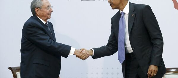 Barack Obama, presidente dos Estados Unidos, cumprimenta Raul Castro, presidente de Cuba - Sputnik Brasil