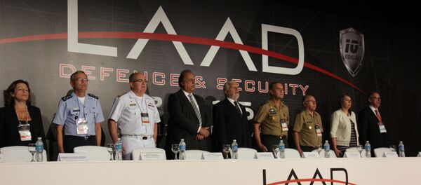 Ministro da Defesa, Jaques Wagner e o governador Luiz Fernando Pezão participam da abertura da LAAD Defence & Security - Sputnik Brasil