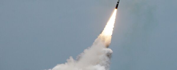 Míssil britânico Trident II D5 lançado a partir do submarino USS Maryland perto da costa da Flórida, 31 de agosto de 2016 - Sputnik Brasil
