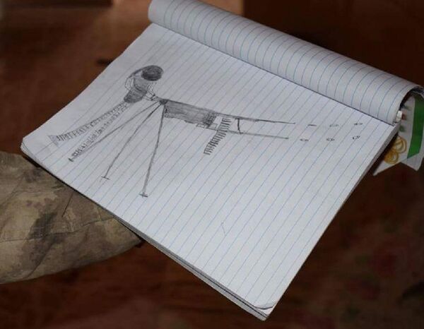 Terrorista atirando, desenhado por criança do califado do Daesh - Sputnik Brasil