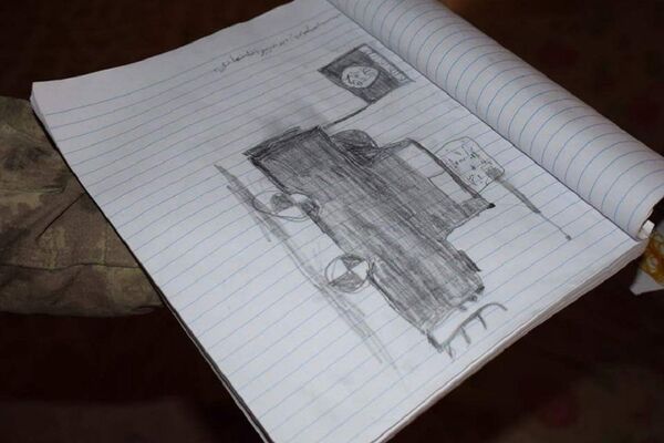 Carro preto dos terroristas equipado com metralhadora, desenhado por jovem aprendiz do terrorismo - Sputnik Brasil