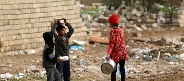 Crianças refugiadas iraquianas, que fugiram de Mossul devido à luta permanente entre as forças iraquianas e os jihadistas do Daesh, em uma rua da aldeia de Gogjali, 2 de dezembro de 2016 - Sputnik Brasil